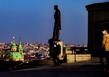 Roman Vondrouš - Fragmenty metropole 2020 - fotografie se sochou T. G. Masaryka